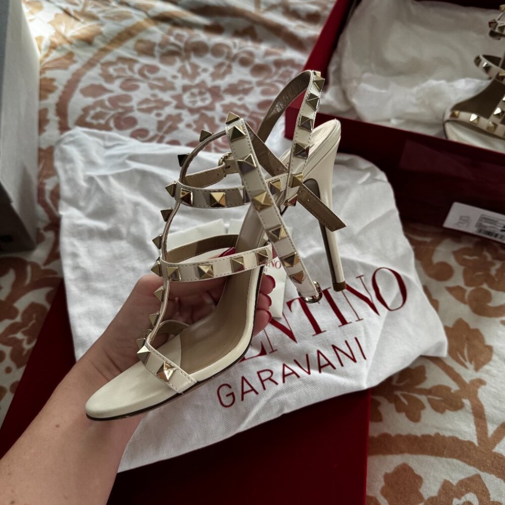 EUC Valentino White Patent Leather Rockstud Embellished T-Strap Sandals Sz 37 - Picture 5 of 10